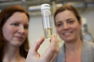 Katarina Olsson och Åsa Håkansson studerar ett provrör