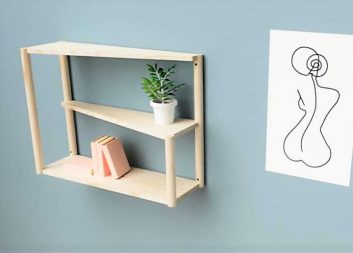 Studenter fick designpris för hylla i furu