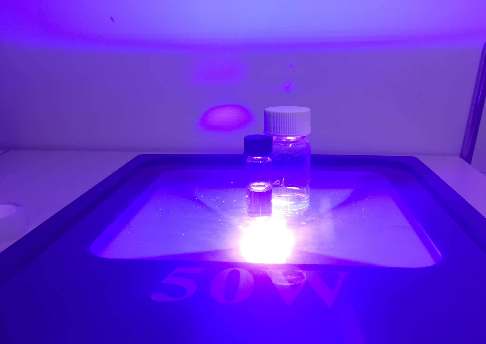 Flaskor utsätts för uv-ljus.