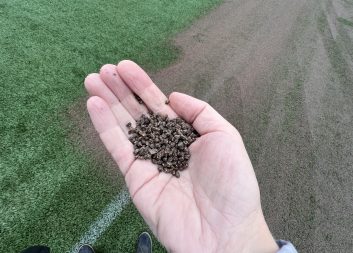 Nytt material från skogen kan ersätta plast i konstgräsplaner